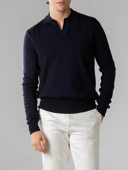 Marineblauer Polopullover ohne Knöpfe